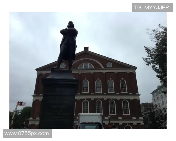 亚当斯的传奇人生与时代背景探讨：从平凡到伟大的转变之路